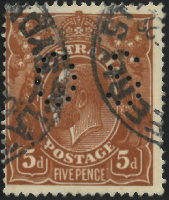Austrálie 1917, 5d král Jiří V. (vodoznak s velkou korunkou, hřebenové zoubkování) v odstínu sytě tmavé černohnědé, perfín OS, SG O42c(var). Významná rarita, tento exemplář je tmavší než exemplář ve sbírce australského sběratele Stuarta Hardyho. Barevný odstín je považován za nejvzácnější odstín Jiřího V. na známkách Austrálie a odhaduje se existence pouze 5 exemplářů
